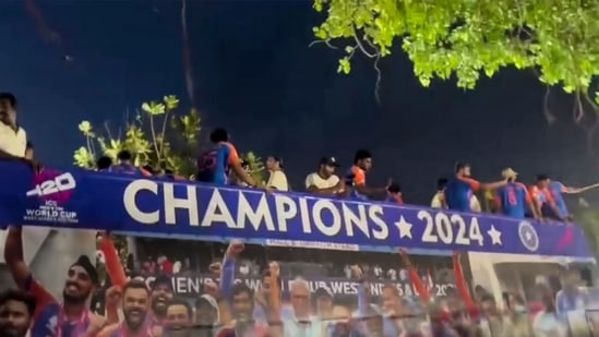 When the players did arrive in an open-bus, fans went bonkers in Mumbai.(PTI)