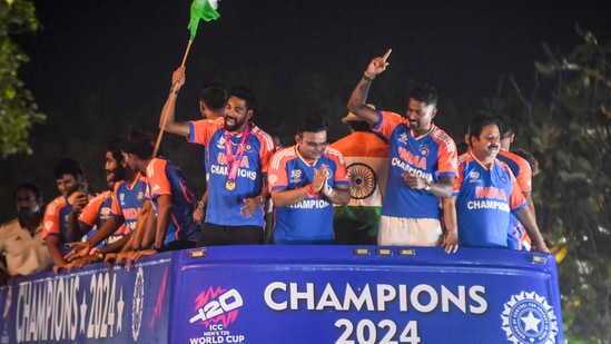 Players acknowledge fans.(PTI)
