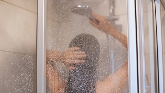 Taking cold showers helps in releasing stress and tension from the body. It also helps in supporting healthy nervous system function and reducing the frequency of infections.(Freepik)