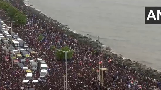 Crowd gathered at Marine drive for team India's victory parade. 