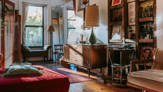  Have a look at this shopping guide to style your home with retro furniture. (Pexels)