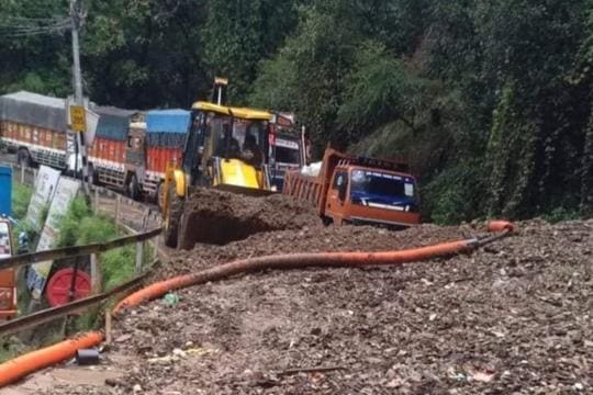 Efforts on to clear the Shimla-Bilaspur road after heavy rain triggered a landslide near Chakkar in Shimla district on Thursday. (HT Photo) Efforts on to clear the Shimla-Bilaspur road after heavy rain triggered a landslide near Chakkar in Shimla district on Thursday. (HT Photo)