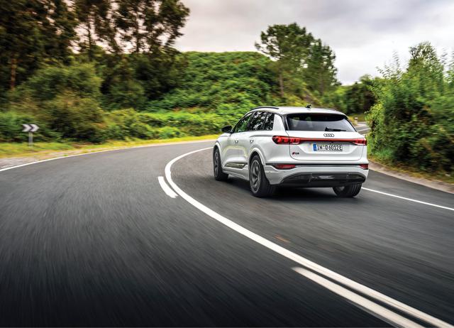 The Q6 e-tron has a measured and strong surge to make your drive rapid and stress-free. The Q6 e-tron has a measured and strong surge to make your drive rapid and stress-free.