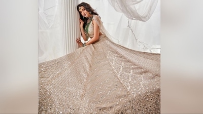 She styled her luscious tresses into soft curls, left open with a side partition to elegantly fall over her shoulders, adding a touch of sophistication to her stunning look. (Instagram/@norafatehi) She styled her luscious tresses into soft curls, left open with a side partition to elegantly fall over her shoulders, adding a touch of sophistication to her stunning look. (Instagram/@norafatehi)