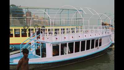 A diesel-engine boat on the Ganga in Varanasi, which was converted to CNG. (HT Photo) A diesel-engine boat on the Ganga in Varanasi, which was converted to CNG. (HT Photo)