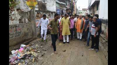 Minister Suresh Khanna inspecting Geetapalli ward in Alambagh. (HT)