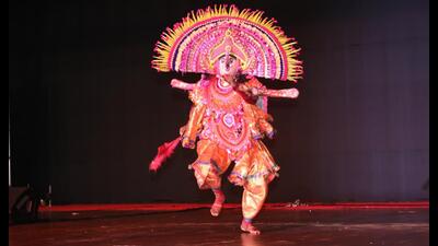 Purulia Chhau by Tarapad Rajak and troupe (Courtesy SPIC MACAY) Purulia Chhau by Tarapad Rajak and troupe (Courtesy SPIC MACAY)