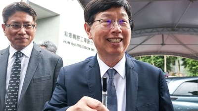 Young Liu, chairman and chief executive officer of Hon Hai Precision Industry Co., right, at the company's headquarters in Taipei, Taiwan. (Bloomberg)