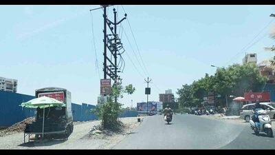 The petition pointed out that high-tension MSEDCL wires near Dorabjee Paradise Bungalow, Mohammadwadi, crossing over the nullah are causing severe issues while commuting. (HT PHOTO) The petition pointed out that high-tension MSEDCL wires near Dorabjee Paradise Bungalow, Mohammadwadi, crossing over the nullah are causing severe issues while commuting. (HT PHOTO)