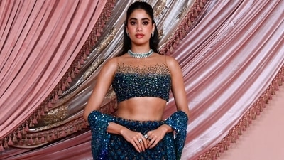 Janhvi Kapoor's outfit is inspired by the beautiful colours and feathers of peacocks. Janhvi Kapoor's outfit is inspired by the beautiful colours and feathers of peacocks.