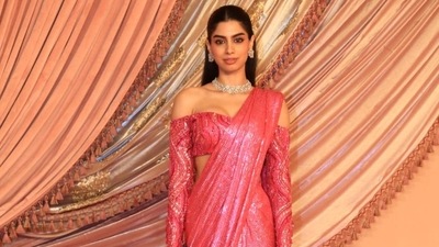 Looks like the Gen Z is all about sarees tonight, The Archies actor Khushi Kapoor was also seen in a pink beauty. Looks like the Gen Z is all about sarees tonight, The Archies actor Khushi Kapoor was also seen in a pink beauty.
