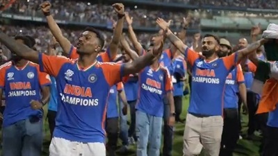 Virat Kohli, Hardik Pandya sing 'Vande Mataram' during India's T20 World Cup trophy parade