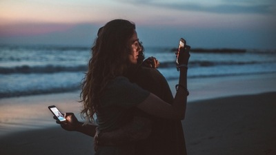 4. Create space for phone use: Just as you set designated times for a digital detox, draw boundaries for device usage in fixed time intervals. This strikes a healthy balance. Communicate with your partner about your important calls, work mails, or simply to check their social media feed, and they will understand and appreciate your honesty.&nbsp; (Pexels)