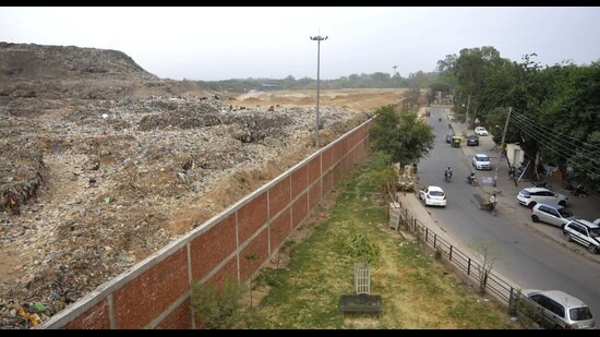 Acting chief justice GS Sandhawalia and justice Vikas Bahl were hearing a public interest litigation (PIL) filed in 2016 by a city resident against the huge pile of waste at the Dadumajra waste management site. (HT File Photo)