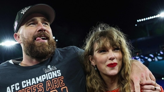 BALTIMORE, MARYLAND - JANUARY 28: Travis Kelce #87 of the Kansas City Chiefs (L) celebrates with Taylor Swift after defeating the Baltimore Ravens in the AFC Championship Game at M&T Bank Stadium on January 28, 2024 in Baltimore, Maryland.   Patrick Smith/Getty Images/AFP (Photo by Patrick Smith / GETTY IMAGES NORTH AMERICA / Getty Images via AFP)