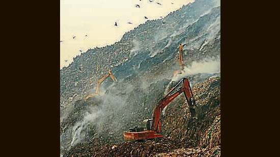 Plumes of smoke rise from a landfill in Delhi. (Shutterstock)