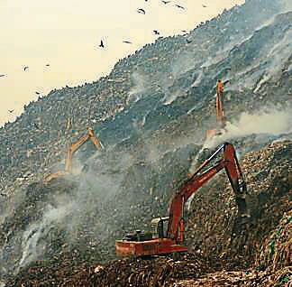 Plumes of smoke rise from a landfill in Delhi. (Shutterstock) Plumes of smoke rise from a landfill in Delhi. (Shutterstock)