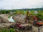 A canal being dug on the banks of the Yamuna to stop flood water from entering the flood plains near Yamuna Barrage on Friday. (Vipin Kumar/HT Photo)