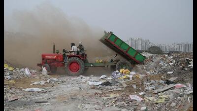 A tractor driver illegally dumping construction waste on an empty plot of land in Sector 52A in Gurugram. (Parveen Kumar/HT PHOTO) A tractor driver illegally dumping construction waste on an empty plot of land in Sector 52A in Gurugram. (Parveen Kumar/HT PHOTO)