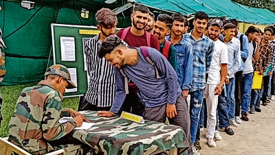 Aspirants stand in a queue to register themselves under the Agnipath recruitment scheme, at Surankote, in Poonch (Rahi Kapoor) (File)