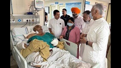BJP’s Punjab president Sunil Jakhar with other leaders interacting with injured Shiv Sena (Punjab) leader Sandeep Thapar at the DMC Hospital in Ludhiana on Saturday. (HT photo) BJP’s Punjab president Sunil Jakhar with other leaders interacting with injured Shiv Sena (Punjab) leader Sandeep Thapar at the DMC Hospital in Ludhiana on Saturday. (HT photo)