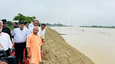 CM Yogi Adityanath carrying out inspection of Malouni Lahesri embankment on river Rapti in Gorakhpur on Saturday. (HT) CM Yogi Adityanath carrying out inspection of Malouni Lahesri embankment on river Rapti in Gorakhpur on Saturday. (HT)