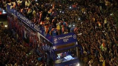 Fans crowd around a bus as the Indian cricket team members take part in a parade to celebrate winning the ICC men's T20 World Cup, in Mumbai, India, July 4, 2024. REUTERS/Hemanshi Kamani (REUTERS) (HT_PRINT) Fans crowd around a bus as the Indian cricket team members take part in a parade to celebrate winning the ICC men's T20 World Cup, in Mumbai, India, July 4, 2024. REUTERS/Hemanshi Kamani (REUTERS) (HT_PRINT)