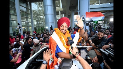 India speedster Arshdeep Singh being welcomed by fans at Shaheed Bhagat Singh International Airport in Mohali on Saturday. (Ravi Kumar/HT) India speedster Arshdeep Singh being welcomed by fans at Shaheed Bhagat Singh International Airport in Mohali on Saturday. (Ravi Kumar/HT)