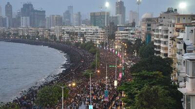 Mumbai, India – July 04, 2024: Indian cricketers gesture during an open bus roadshow upon their arrival after winning the ICC men's Twenty20 World Cup, at Marine Drive to Wankhade Stadium, in Mumbai, India, on Thursday, July 04, 2024. (Photo by Bhushan Koyande/HT Photo) Mumbai, India – July 04, 2024: Indian cricketers gesture during an open bus roadshow upon their arrival after winning the ICC men's Twenty20 World Cup, at Marine Drive to Wankhade Stadium, in Mumbai, India, on Thursday, July 04, 2024. (Photo by Bhushan Koyande/HT Photo)