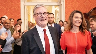 Prime Minister Sir Keir Starmer and his wife Victoria Starmer are clapped in by staff as they enter his official residence at No 10 Downing Street for the first time in London, Britain, on Friday. (Reuters) Prime Minister Sir Keir Starmer and his wife Victoria Starmer are clapped in by staff as they enter his official residence at No 10 Downing Street for the first time in London, Britain, on Friday. (Reuters)