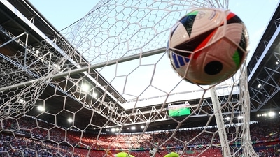 Soccer Football - Euro 2024 - Quarter Final - England v Switzerland - Dusseldorf Arena, Dusseldorf, Germany - July 6, 2024 England's Ivan Toney scores a penalty during the penalty shootout past Switzerland's Yann Sommer REUTERS/Kai Pfaffenbach (REUTERS)