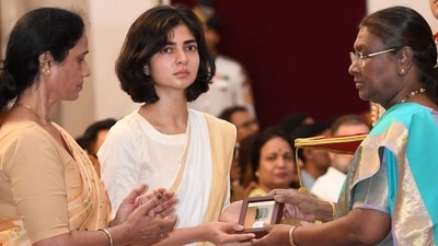 The mother and wife of Captain Anshuman Singh receive Kirti Chakra from President Droupadi Murmu on Friday.