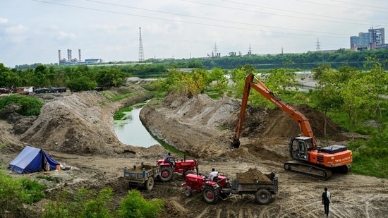 A canal being dug on the banks of the Yamuna to stop flood water from entering the flood plains near Yamuna Barrage on Friday. (Vipin Kumar/HT Photo)