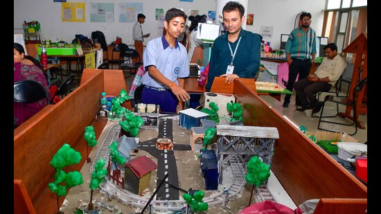 A student presenting his project on the Second day of INSPIRE awards competition at Guru Nanak Dev Engineering College in Ludhiana on Saturday. (Manish/HT)