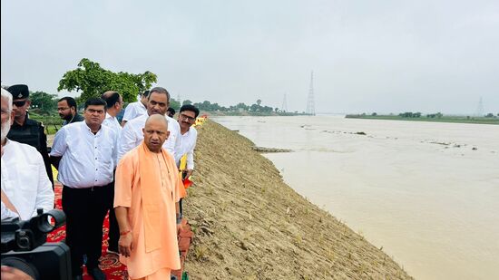 CM Yogi Adityanath carrying out inspection of Malouni Lahesri embankment on river Rapti in Gorakhpur on Saturday. (HT)