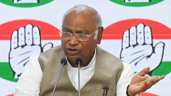 Congress president Mallikarjun Kharge briefs the media personnel at AICC HQ (File mage)((Photo by Vipin Kumar/ Hindustan Times)) Congress president Mallikarjun Kharge briefs the media personnel at AICC HQ (File mage)((Photo by Vipin Kumar/ Hindustan Times))