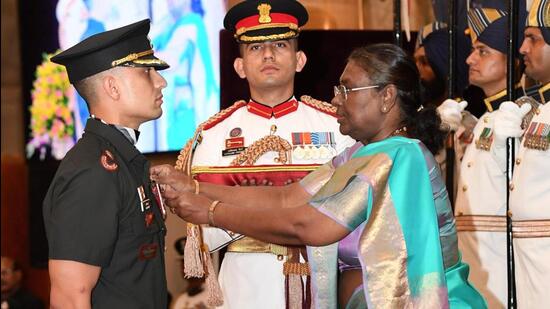 President Draupadi Murmu conferred gallantry awards including the Kirti Chakras and Shaurya Chakras to the personnel of the Armed Forces on Friday at Rashtrapati Bhawan, Delhi (Twitter/@rashtrapatibhvn)