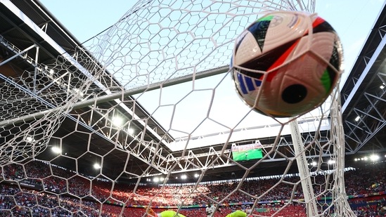 Soccer Football - Euro 2024 - Quarter Final - England v Switzerland - Dusseldorf Arena, Dusseldorf, Germany - July 6, 2024 England's Ivan Toney scores a penalty during the penalty shootout past Switzerland's Yann Sommer REUTERS/Kai Pfaffenbach(REUTERS)