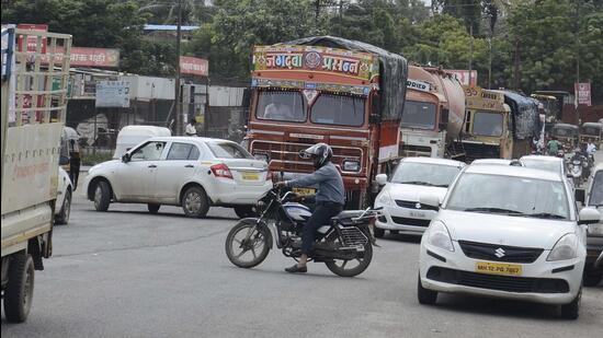 The Katraj-Kondhwa Road is an arterial road linking Satara Road to Solapur Road. While the road sees heavy outbound traffic from the westerly bypass to Solapur Road, it is only 15 to 20 metres wide and faces severe traffic congestion along the 3.5 km stretch from Kondhwa to Katraj junction through Khadi Machine Chowk. (HT FILE PHOTO)