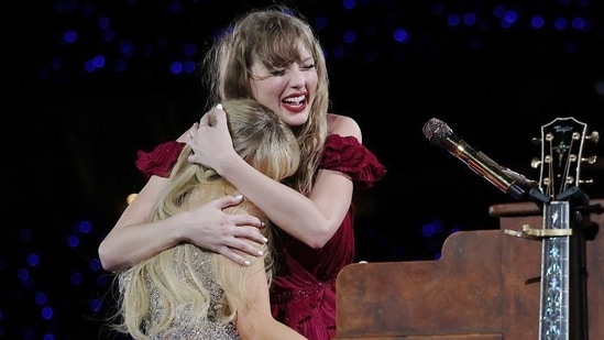 Taylor Swift praises Sabrina Carpenter for her successful year on social media.(X )