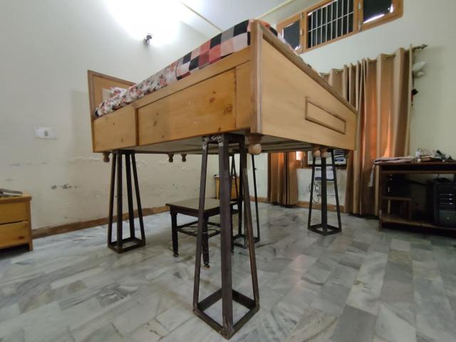 Bed placed on iron stands to save it during floods. (HT) Bed placed on iron stands to save it during floods. (HT)