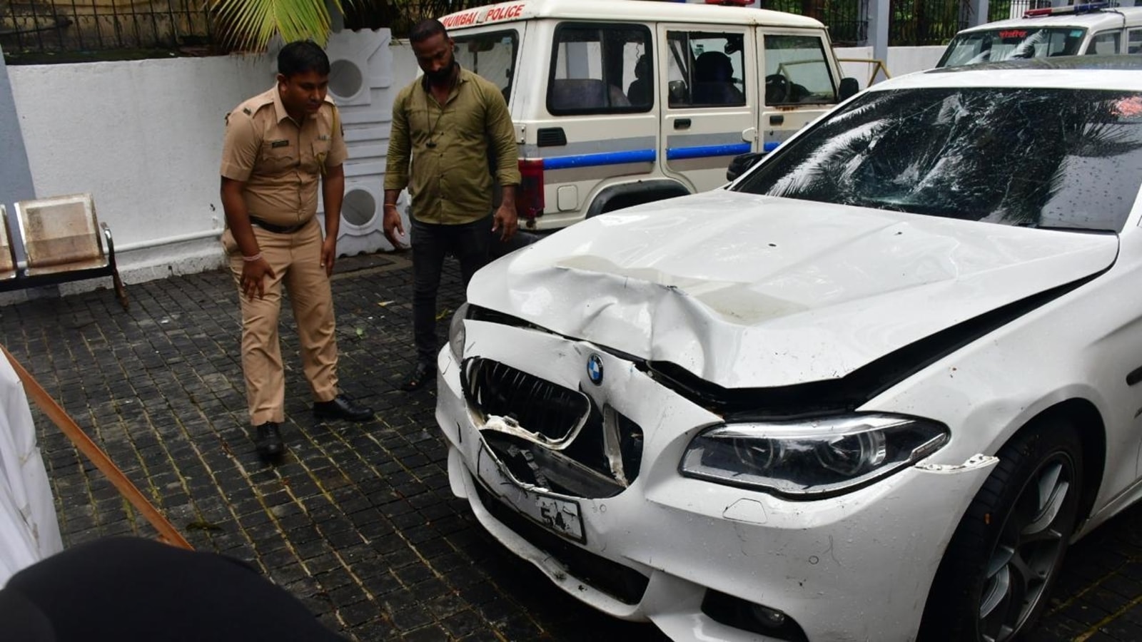 ムンバイ：ワーリでスピード違反のBMWが自転車に乗ったカップルに衝突、女性を引きずり死亡 | 最新ニュースインド