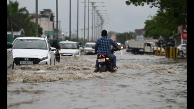After Sunday’s rain, the Lucknow-Sultanpur highway turned into a swimming pool of sorts that stretched over some kilometres (Deepak Gupta/HT)