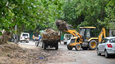 Haryana chief secretary TVSN Prasad said the number of vehicles collecting door-to-door garbage in Gurugram city should be up to 1,000. (HT File)