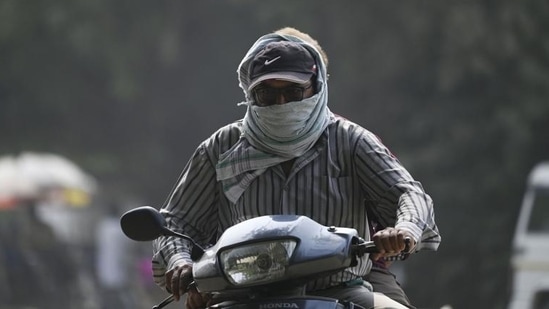 A person commutes in Delhi covering his face amid air pollution in November 2023. (File Photo)(HT Photo) A person commutes in Delhi covering his face amid air pollution in November 2023. (File Photo)(HT Photo)