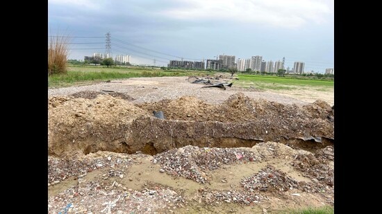 The site where the Municipal Corporation of Gurugram wants to start dumping and processing fresh waste from Dwarka Expressway in Gurugram. (Parveen Kumar/HT PHOTO)