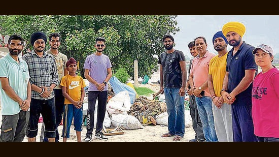 The volunteers work from 5 am to noon on every Sunday. (HT Photo)