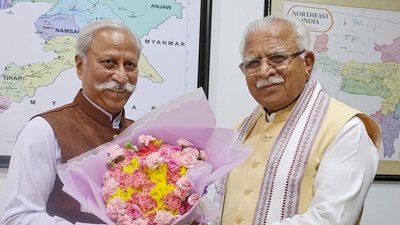 Arunachal Pradesh governor KT Parnaik and Union minister Manohar Lal Khattar in Itanagar on Monday. (HT_PRINT) Arunachal Pradesh governor KT Parnaik and Union minister Manohar Lal Khattar in Itanagar on Monday. (HT_PRINT)