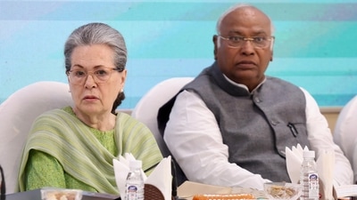UPA chairperson Sonia Gandhi (left) and Congress president Mallikarjun Kharge. (HT Photo) UPA chairperson Sonia Gandhi (left) and Congress president Mallikarjun Kharge. (HT Photo)