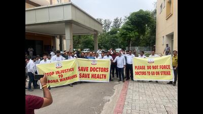 Haryana government doctors on Monday staged a protest outside the office of the Director General, Health Services (DGHS) to press for the long-standing demands. (HT Photo) Haryana government doctors on Monday staged a protest outside the office of the Director General, Health Services (DGHS) to press for the long-standing demands. (HT Photo)